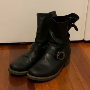 Frye Veronica Short Leather Ankle Boots in Black, Women’s Size 7